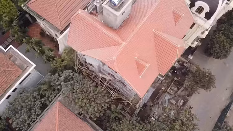 Một người dân tại khu vực cho biết, các công nhân thi công căn biệt thự này liên tục những ngày qua. Họ làm bất chấp, cả khi có lực lượng chức năng họ vẫn làm. Tiến độ hoàn thiện đang được đẩy nhanh hơn.