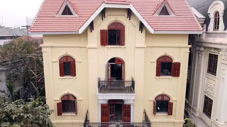 Công trình biệt thự vi phạm số 9 lô B, khu biệt thự 5,2ha nhanh chóng được phủ sơn màu vàng nổi bật, dù đang bị đình chỉ tuyệt đối.