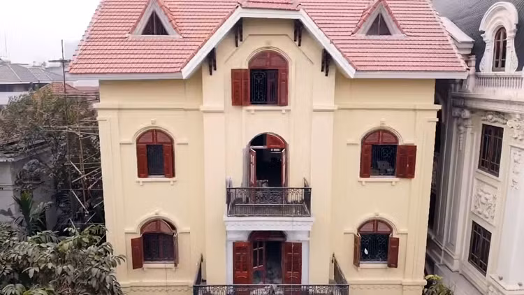 Công trình biệt thự vi phạm số 9 lô B, khu biệt thự 5,2ha nhanh chóng được phủ sơn màu vàng nổi bật, dù đang bị đình chỉ tuyệt đối.