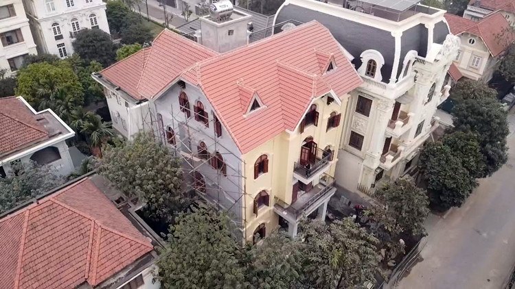 Trong khi đó, một lãnh đạo UBND phường Yên Hòa cho biết, lực lượng chức năng liên tục trục xuất, không cho công nhân làm việc nhưng bên trong công trình vẫn có các công nhân, "họ làm lén lút". Hiện Công an đang xuống hiện trường để tiếp tục trục xuất các công nhân.