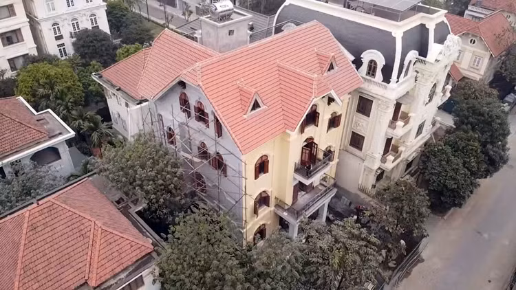 Trong khi đó, một lãnh đạo UBND phường Yên Hòa cho biết, lực lượng chức năng liên tục trục xuất, không cho công nhân làm việc nhưng bên trong công trình vẫn có các công nhân, "họ làm lén lút". Hiện Công an đang xuống hiện trường để tiếp tục trục xuất các công nhân.