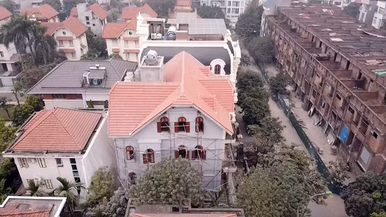 Ha Noi: Biet thu khung vi pham bat chap hoan thien du dang bi dinh chi