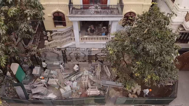 Trước đó, UBND quận Cầu Giấy vừa có báo cáo gửi Ban Dân Nguyện thuộc Uỷ ban Thường vụ Quốc hội và UBND TP Hà Nội về việc xử lý công trình vi phạm trật tự xây dựng tại số 9 lô B, khu biệt thự 5,2 ha, phường Yên Hòa. Tại báo cáo, UBND quận Cầu Giấy cho biết công trình này được cấp giấy phép dụng đất, quyền sở hữu nhà ở và tài sản khác gắn liền với đất số CT 262107 cho hộ gia đình ông Phạm Văn Duyên và bà Vũ Thị Thu Hà, diện tích 300 m2.