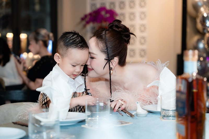 Con trai Bảo Thy mặc bảnh bao dự tiệc sinh nhật.