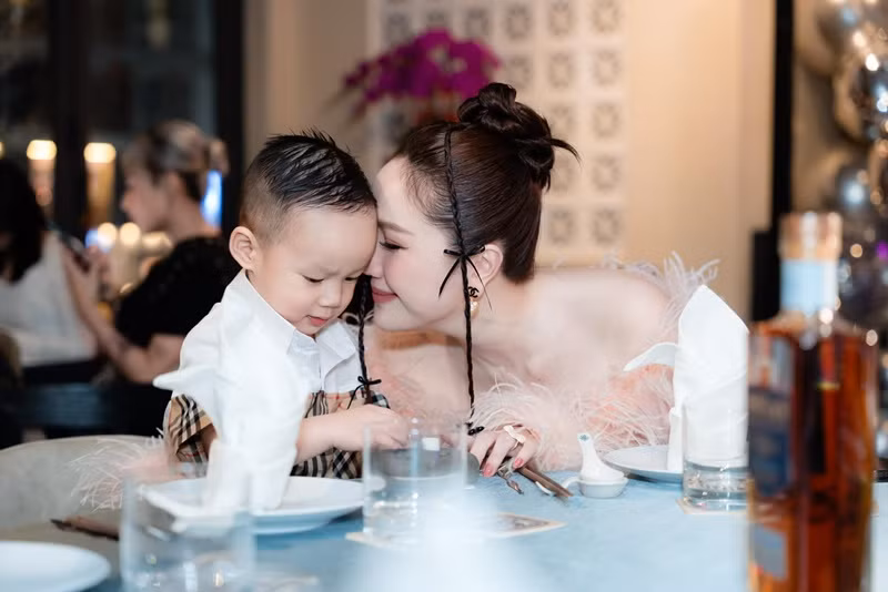 Con trai Bảo Thy mặc bảnh bao dự tiệc sinh nhật.