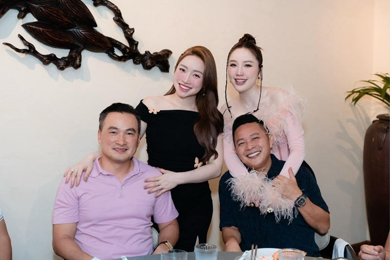 Vợ chồng Chi Bảo - Lý Thùy Chang đến mừng sinh nhật Bảo Thy.