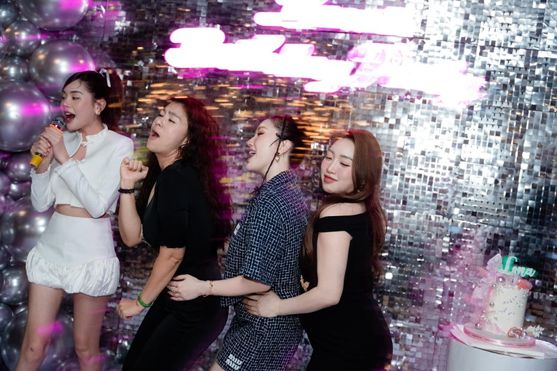 Bảo Thy, Kim Thư và Lý Thùy Chang quậy tưng bừng trong tiệc mừng sinh nhật.