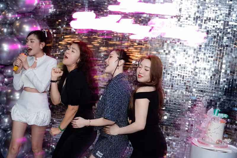 Bảo Thy, Kim Thư và Lý Thùy Chang quậy tưng bừng trong tiệc mừng sinh nhật.