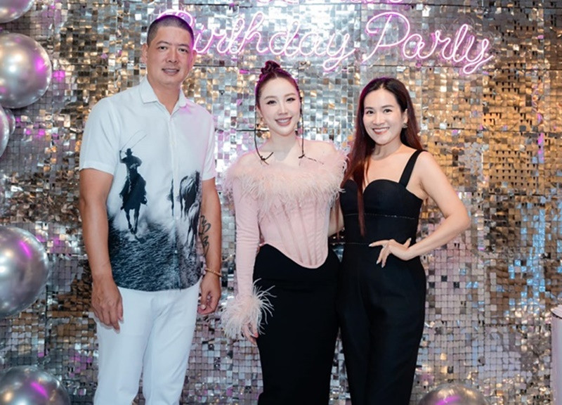 Bảo Thy thân thiết với vợ chồng Bình Minh - Anh Thơ.