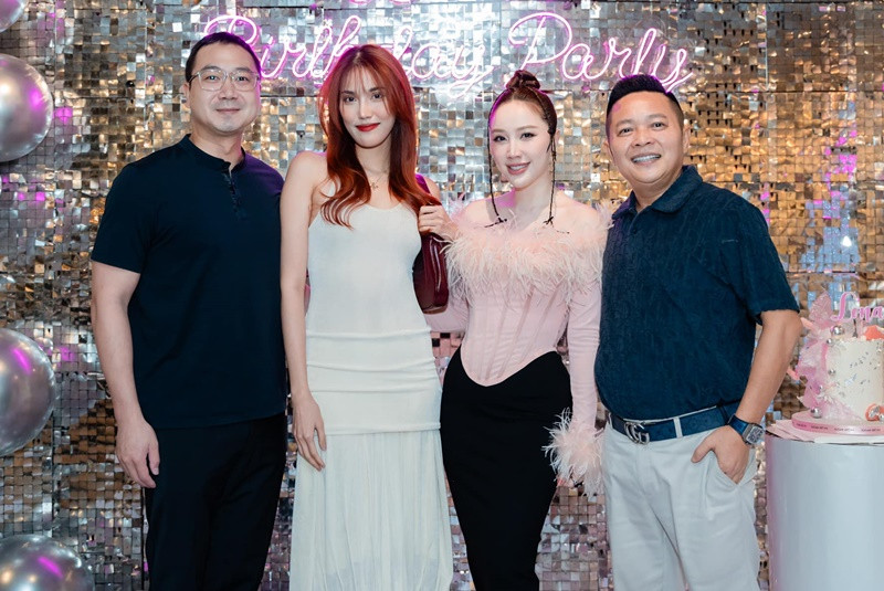 Vợ chồng Lan Khuê - Tuấn John cũng dự tiệc sinh nhật.