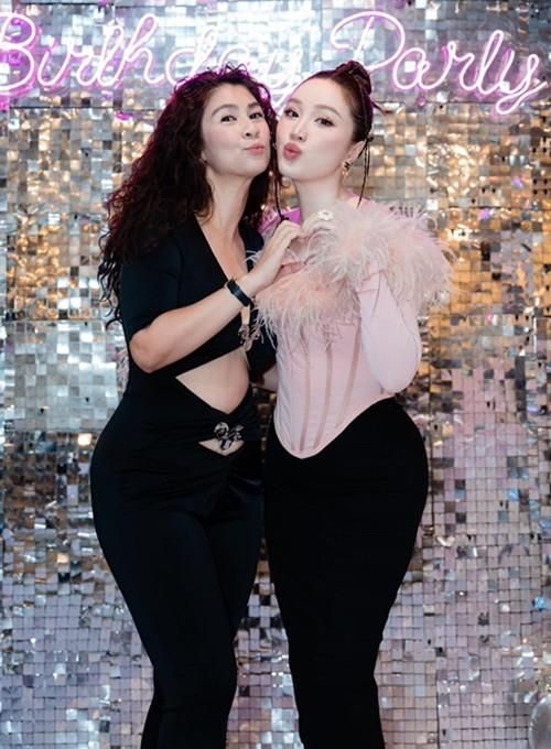 Bảo Thy và Kim Thư nhí nhảnh tại bữa tiệc.