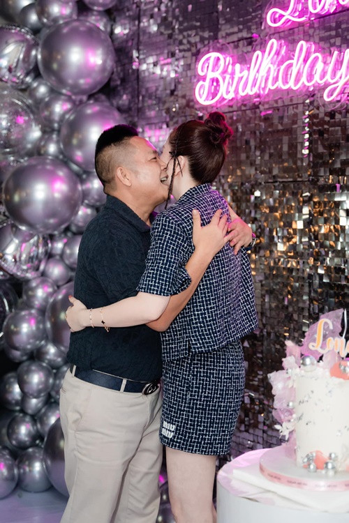 Bảo Thy và chồng đại gia có nhiều khoảnh khắc tình cảm trong bữa tiệc.