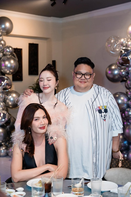 Luna Đào, Vương Khang chúc mừng Bảo Thy đón tuổi mới.