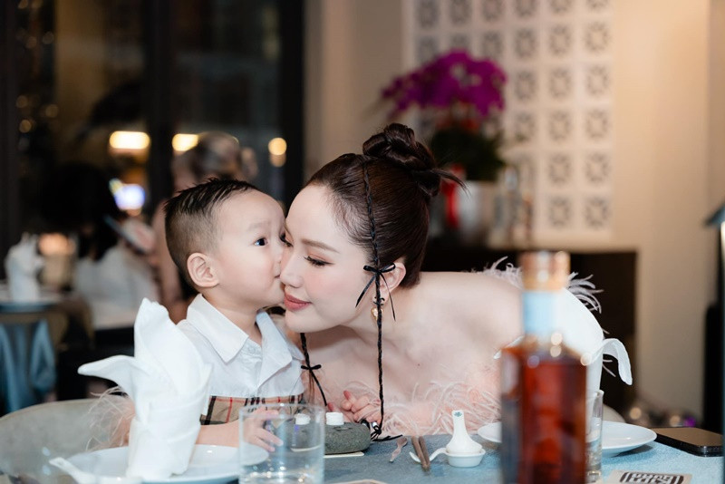 Bảo Thy tâm sự ngày sinh nhật: "Chào đón tuổi 18x2 thật ấm áp và hạnh phúc! Đôi khi Thy tự hỏi các bạn sinh năm 1988 có ổn không vì Thy liên tục gặp vấn đề về sức khỏe và năm nay quả thật mọi thứ không suôn sẻ tí nào! Nhưng quan trọng nhất là Thy luôn có gia đình thương yêu bên cạnh".