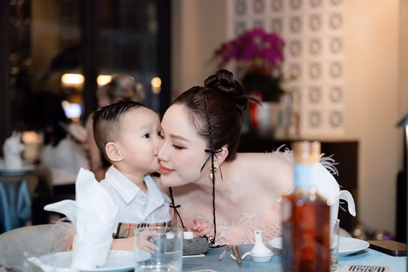 Bảo Thy tâm sự ngày sinh nhật: "Chào đón tuổi 18x2 thật ấm áp và hạnh phúc! Đôi khi Thy tự hỏi các bạn sinh năm 1988 có ổn không vì Thy liên tục gặp vấn đề về sức khỏe và năm nay quả thật mọi thứ không suôn sẻ tí nào! Nhưng quan trọng nhất là Thy luôn có gia đình thương yêu bên cạnh".