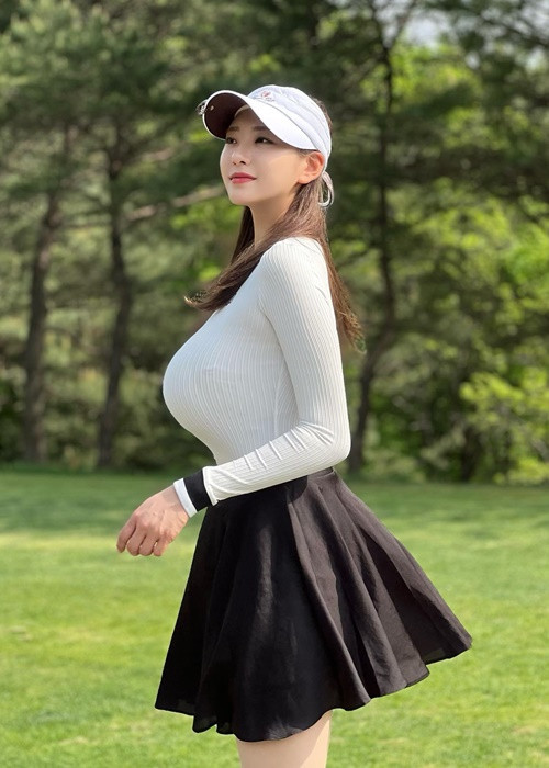 Mặc kín đáo, cô nàng vẫn phô bày được vóc dáng siêu gợi cảm của mình.