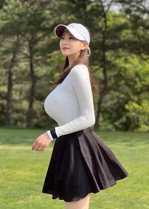 Mặc kín đáo, cô nàng vẫn phô bày được vóc dáng siêu gợi cảm của mình.