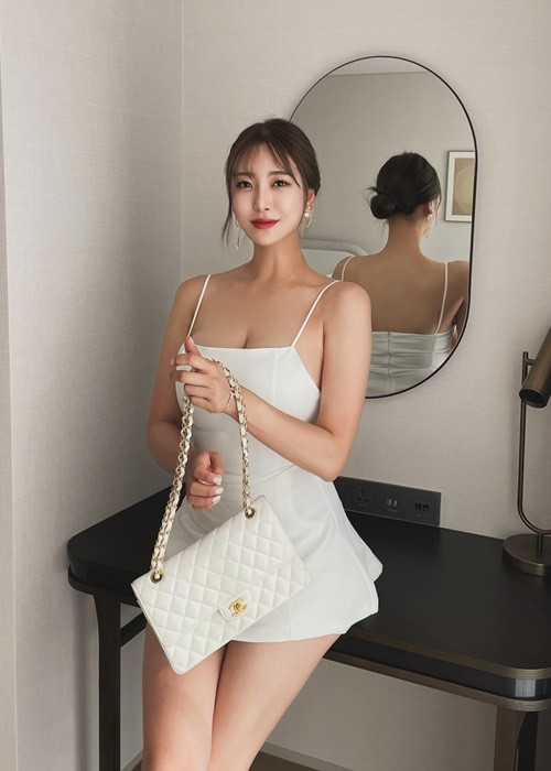 Khuôn mặt xinh đẹp chuẩn V-line, Shim Ha Jin khiến người đối diện khó rời mắt.