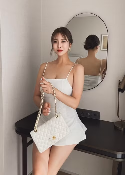 Khuôn mặt xinh đẹp chuẩn V-line, Shim Ha Jin khiến người đối diện khó rời mắt.