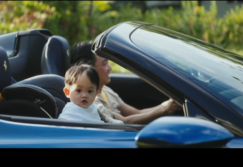 Trong video mừng thôi nôi bé Sutin, Cường Đô la nhắn nhủ con: "Chào Sutin của ba, chào mừng con đến với thế giới này. Ba thực sự rất vui mừng khi biết tin mẹ mang thai con. Sau khoảng thời gian chờ đợi, ai trong nhà, mẹ, ba, anh hai, chị ba đều mong chờ đến ngày để đón con. Hôm nay, con của ba tròn một tuổi. Ba mẹ chúc con sẽ trở thành chàng trai thực sự ấm áp, bản lĩnh, mạnh mẽ. Ở đây, con có tình thương của ba mẹ, anh hai, chị ba, tất cả đều dành cho con những điều tốt đẹp nhất. Ba yêu con, yêu con rất nhiều. Con yêu của ba”.