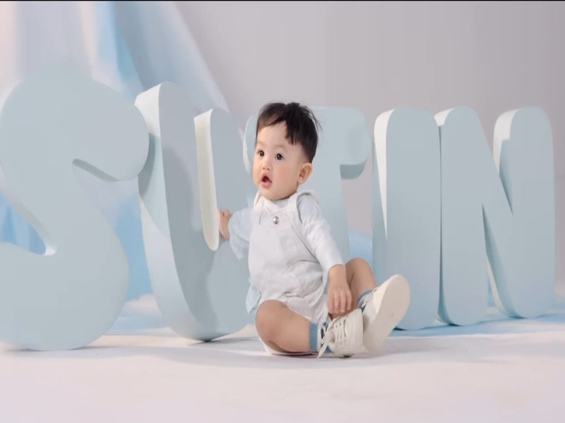 Bé Sutin chụp ảnh nghệ thuật nhân dịp 1 tuổi.