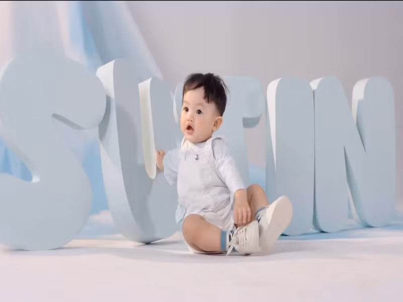 Bé Sutin chụp ảnh nghệ thuật nhân dịp 1 tuổi.