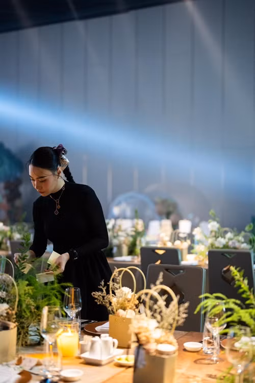 Đàm Thu Trang tất bật chuẩn bị cho bữa tiệc.