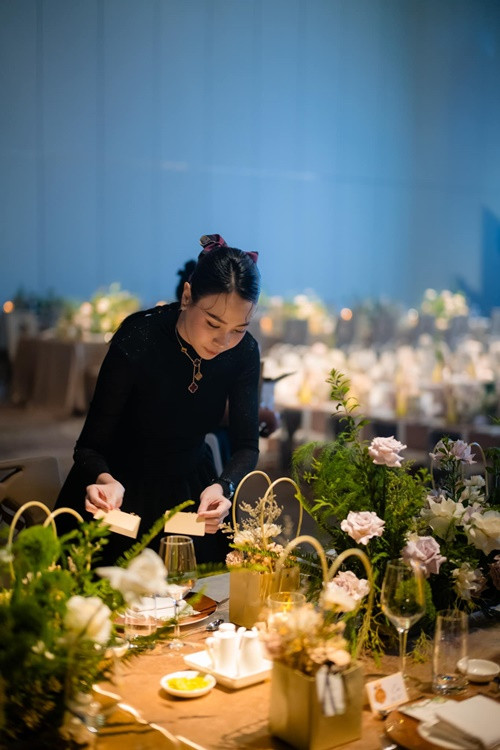 "Lúc này hình ảnh còn tươi trước khi tiệc thôi nôi bắt đầu", nữ ca sĩ bày tỏ.