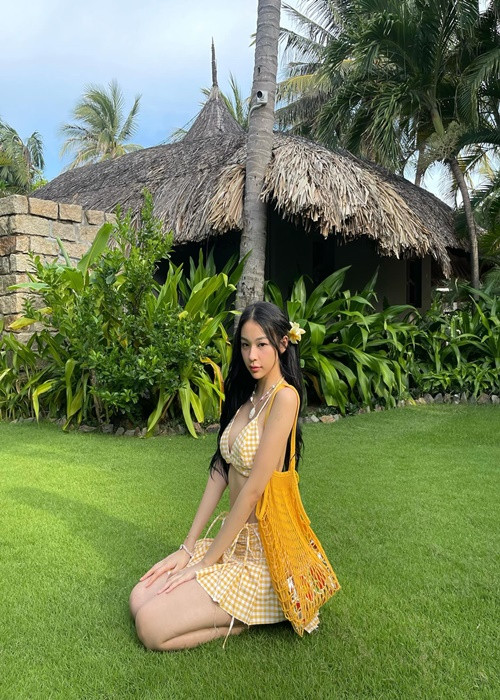 Nữ người mẫu chia sẻ loạt ảnh gợi cảm trong chuyến du lịch gần đây.