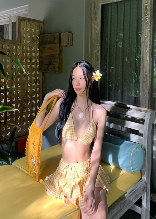 Chân dài sinh năm 1997 diện áo croptop khoe eo thon gọn.