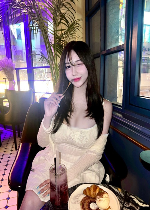 Hot girl Honey không ăn kiêng quá khắt khe để giữ dáng.