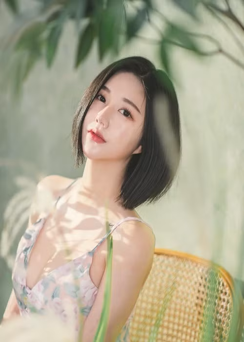 Honey luôn biết cách khoe lợi thế của cơ thể với váy áo xẻ sâu.