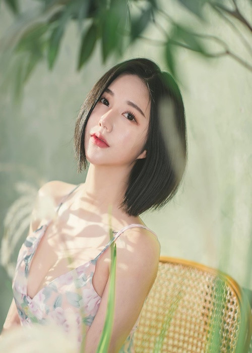 Honey luôn biết cách khoe lợi thế của cơ thể với váy áo xẻ sâu.