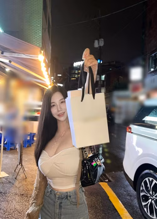 Dạo phố với mốt áo croptop, hot girl siêu vòng một gây chú ý.