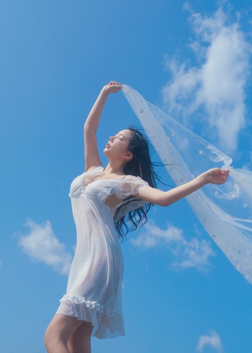 Sở hữu vẻ đẹp đầy đặn, Honey không đi theo xu hướng mình hạc xương mai như nhiều hot girl thế hệ mới.