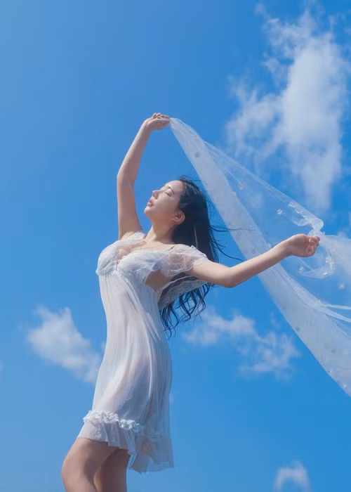 Sở hữu vẻ đẹp đầy đặn, Honey không đi theo xu hướng mình hạc xương mai như nhiều hot girl thế hệ mới.