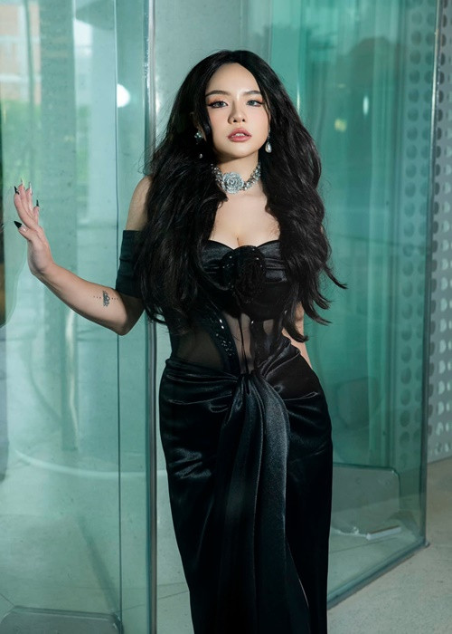 Chia sẻ về nửa kia, nữ ca sĩ cho biết, bạn trai ủng hộ, đồng hành cùng cô trong công việc. Ảnh: FBNV.