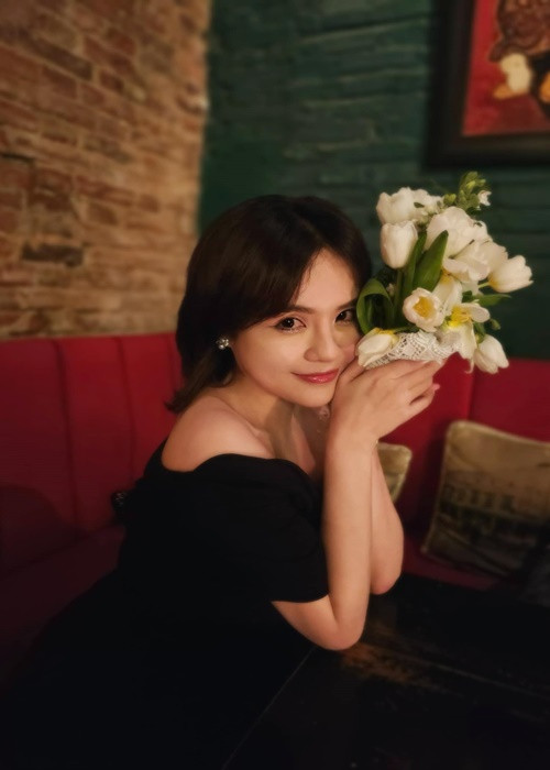 Chồng sắp cưới của Thái Trinh vẫn giấu mặt. Ảnh: FBNV.