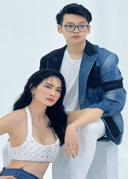 Ở tuổi 42, có con trai 17 tuổi, Anh Thư vẫn trẻ trung, gợi cảm.