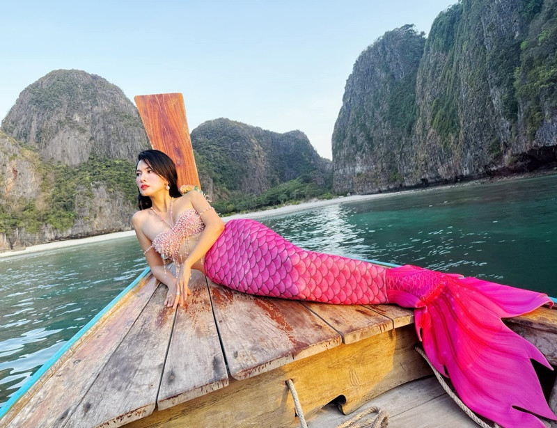 Trong cuộc phỏng vấn với Dân Việt, Anh Thư cho biết, sau khi trở lại cuộc sống độc thân, có rất nhiều cám dỗ đổ tới.