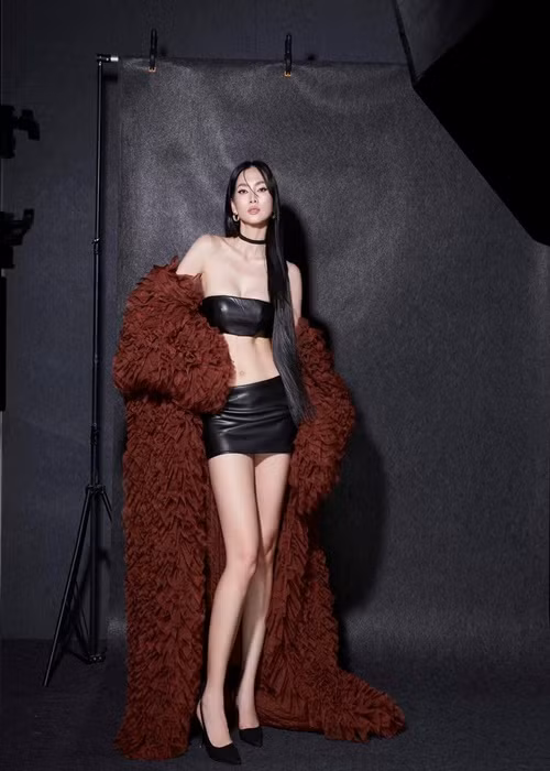 Chân dài sinh năm 1982 khoe dáng trong những mẫu trang phục ngắn, bó sát.