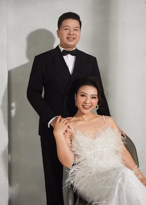 Vợ chồng Đăng Dương thường xuyên khoe hình ảnh tình tứ bên nhau trên mạng xã hội.