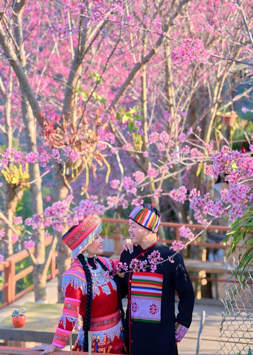 Đi diễn xong, Đăng Dương thường mang bó hoa về tặng lại Kim Xuyến.