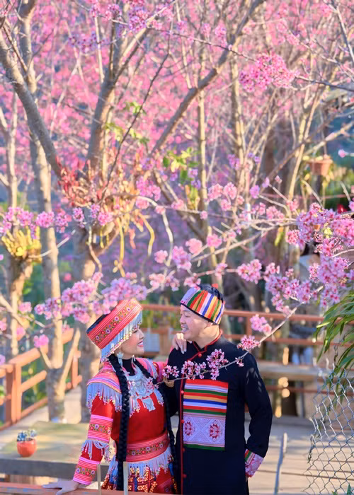 Đi diễn xong, Đăng Dương thường mang bó hoa về tặng lại Kim Xuyến.