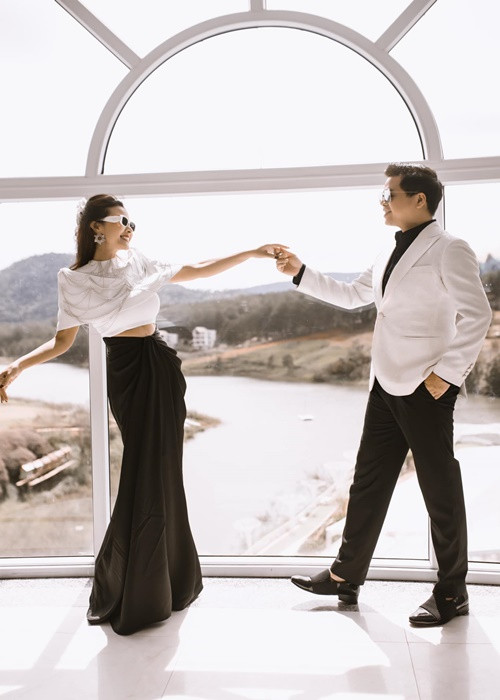 Đăng Dương chia sẻ trên Vietnamnet, mọi việc liên quan đến làm show hay đi hát cũng như công việc gia đình, Kim Xuyến đều một tay lo toan.