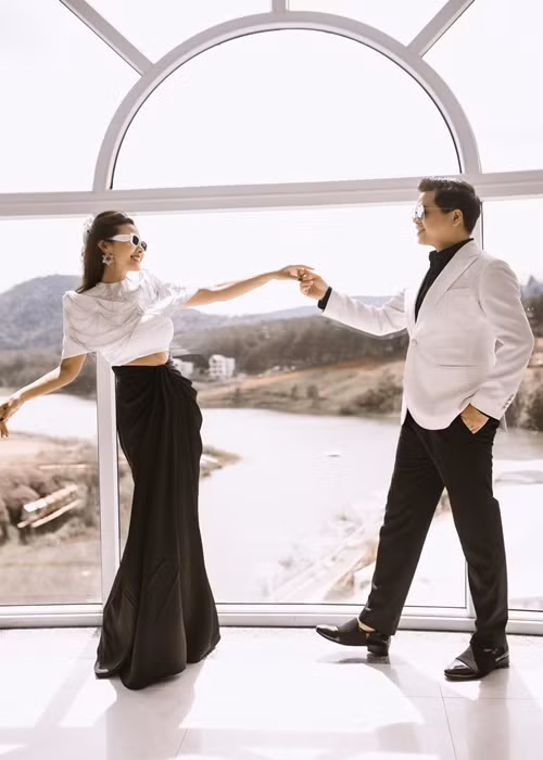 Đăng Dương chia sẻ trên Vietnamnet, mọi việc liên quan đến làm show hay đi hát cũng như công việc gia đình, Kim Xuyến đều một tay lo toan.