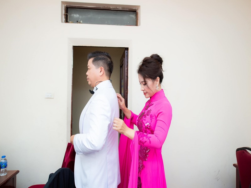 "Hình ảnh tôi nhớ mãi, đó là sau show Mặt Trời của tôi, khi bài cuối cùng thể hiện xong tôi đi vào cánh gà thấy vợ mình đứng dựa vào tường rồi tụt dần và ngồi thõng xuống. Cảm giác như mọi lo lắng cho đêm diễn của tôi lúc đó mới tan biến trong cô ấy", “ông hoàng nhạc đỏ” từng tâm sự.