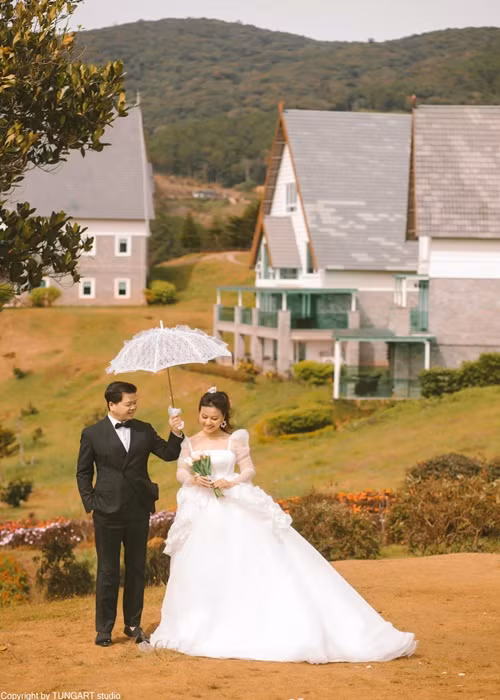 Vào những dịp kỷ niệm, nam ca sĩ thường chở vợ đi mua đồ để cô tự tìm được thứ đúng như ý muốn.