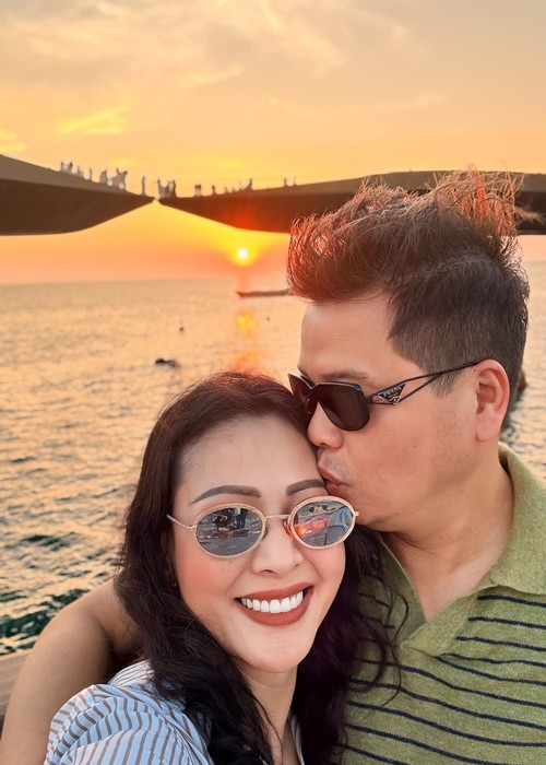 Theo lời nam ca sĩ, vợ luôn giữ khoảng cách với người khác giới, đi đâu làm gì cũng nhắn nhủ chồng. Vì thế, Đăng Dương không bao giờ ghen.