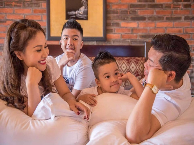 Sau khi kết hôn, Kim Xuyến lui về làm hậu phương vững chắc cho Đăng Dương để anh tỏa sáng trên sân khấu.